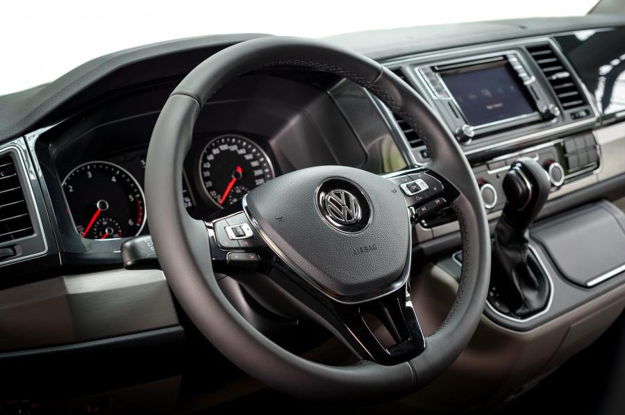 Панель приборов Volkswagen Transporter 70 Edition (T6) 2017 года  (фото 4 из 10)